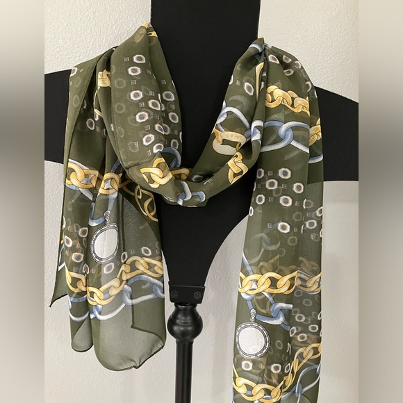 SOLD. NWOT 100% Silk Scarf Green Chain pattern - Picture 3 of 3